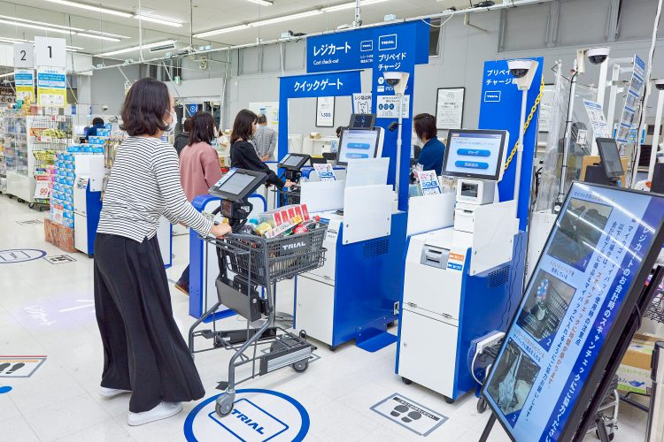 トライアルの小売DXを象徴するタブレット搭載レジカート「Skip Cart」での買い物風景