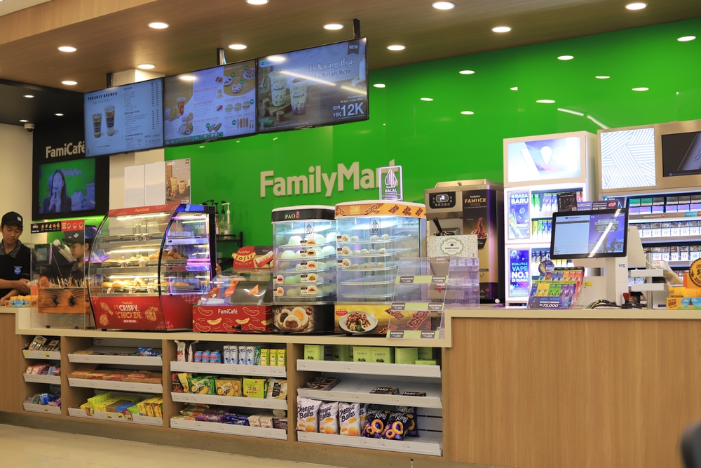 ファミリーマート、実店舗とデジタルを融合した「メディアコマース」戦略を本格化——2030年度に広告売上400億円へ