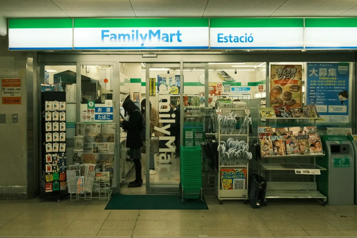 ファミマTV、設置11,000店舗突破で「生活動線上の放送局」へ——広告出稿企業数は4年で4.5倍の440社超
