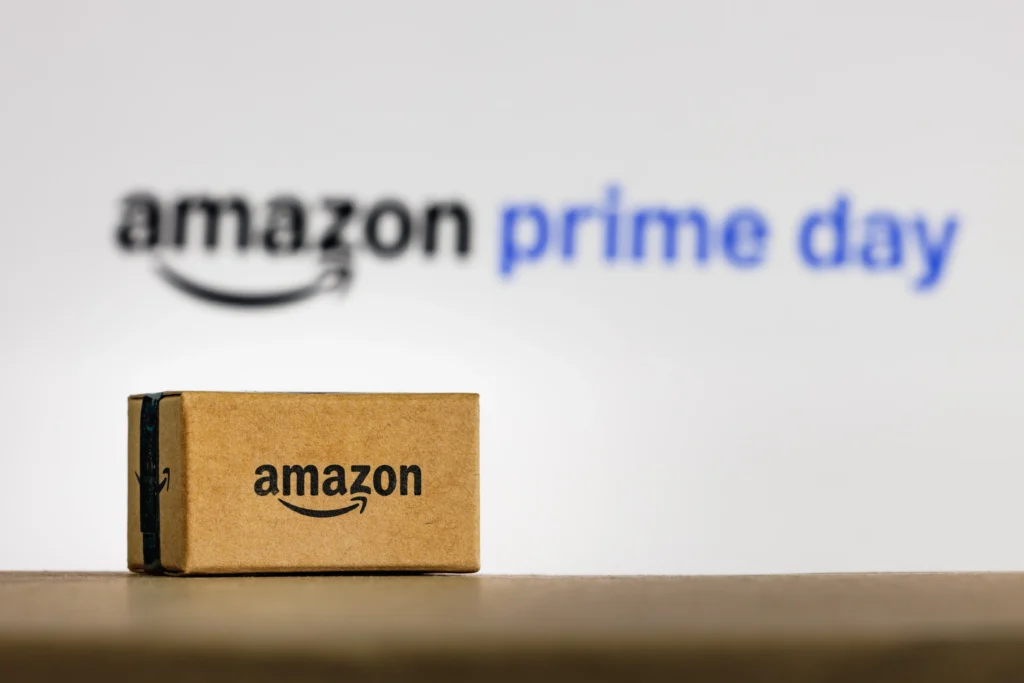 アマゾンプライムデー2026を象徴するAmazonの配送箱とロゴ（消費動向・EC戦略記事アイキャッチ）