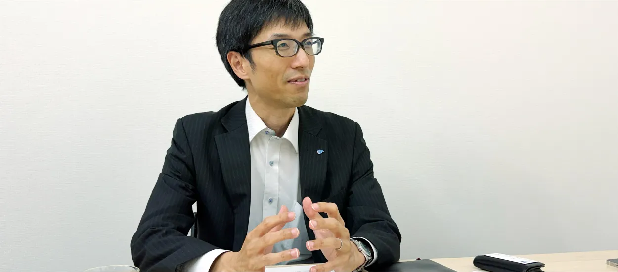 取材に応じる株式会社ハマ・スマイルの事業プロデューサー 白石様